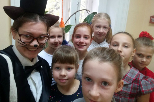 Провести один день в школе Кота Учёного и побывать в комнате сказок приглашают юных читателей